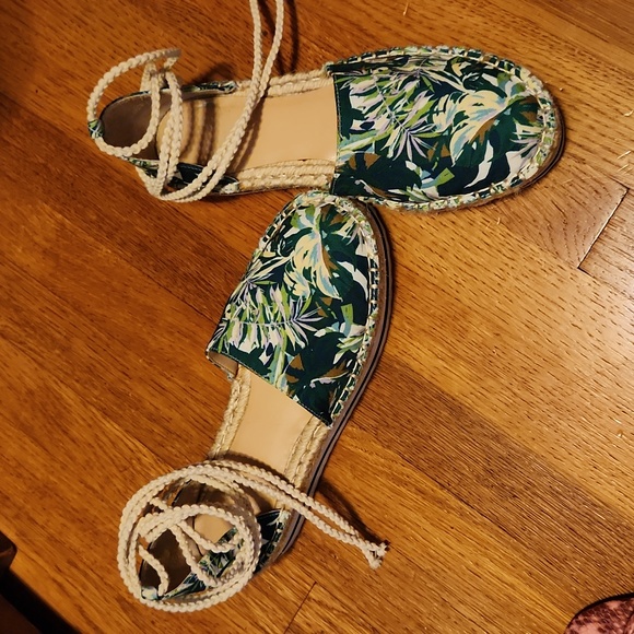 JLO green espadrilles. Size 6. - Picture 1 of 6